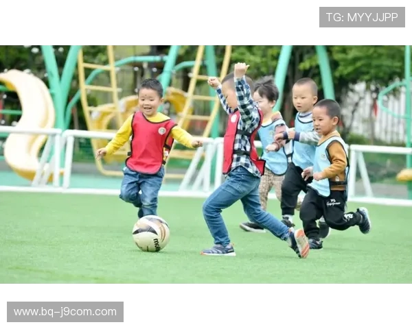 以足球玩偶帽子为灵感打造充满运动与童趣的创意时尚风