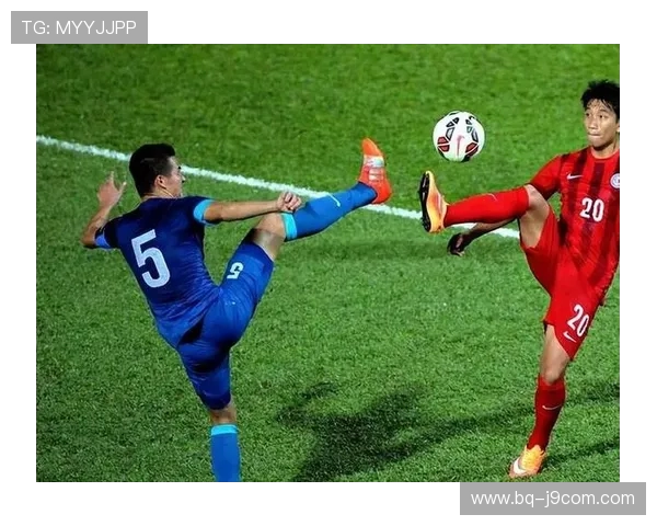 深入解析足球比赛中球员假摔举手行为是否构成犯规的规则判定依据